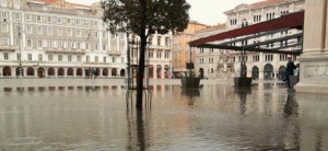 acqua alta in piazza Unità novembre 2012