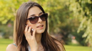 Ragazza_parla_col_telefonino_2