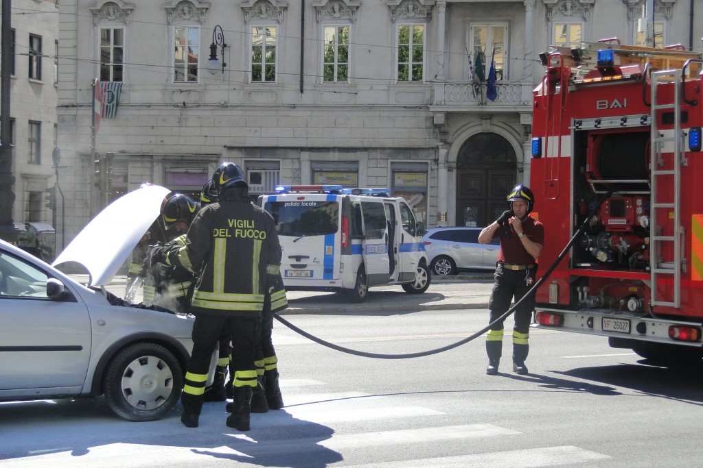 auto_in_fiamme_in_via_Carducci_26.6.2015_13