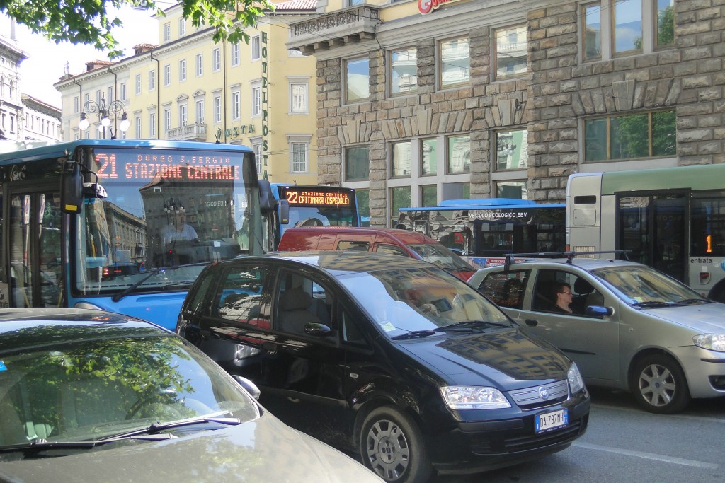 auto_in_fiamme_in_via_Carducci_26.6.2015_18