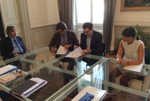 Tavolo per il Protocollo d'intesa firmato dal commissario dell'Autorità Portuale di Trieste Zeno D'Agostino e dal direttore interregionale dell'Agenzia delle Dogane Maurizio Montemagno, alla presenza del direttore nazionale dell'Agenzia delle Dogane Giuseppe Peleggi, del direttore centrale Tecnologie per l'Innovazione dell'Agenzia Teresa Alvaro e della presidente della Regione FVG Debora Serracchiani - Trieste 21/07/2015