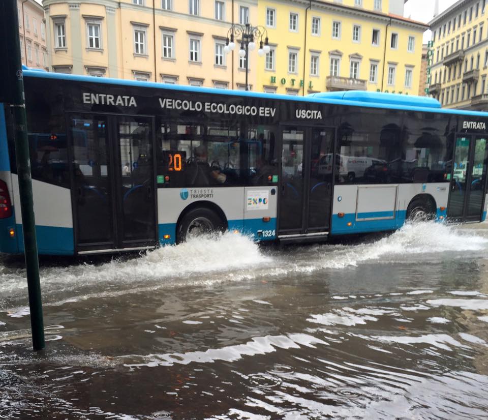 pioggia_strada_allagata_piazza_oberdan2