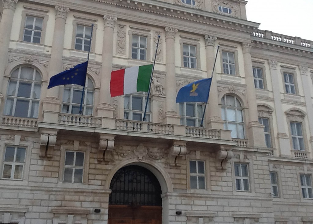 Palazzo Regione piazza Unità bandiere a mezz'asta 14.11.2015