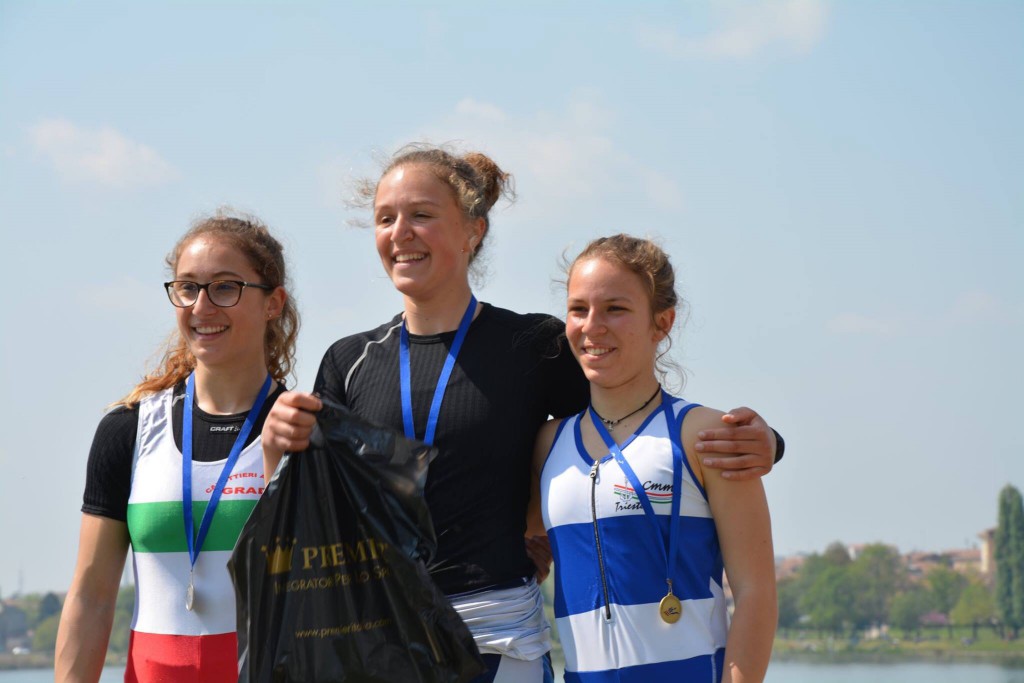 (Irene Bellan a Sin e a dx. Zoe Faiman del C.M.M. Nazario Sauro di Trieste)