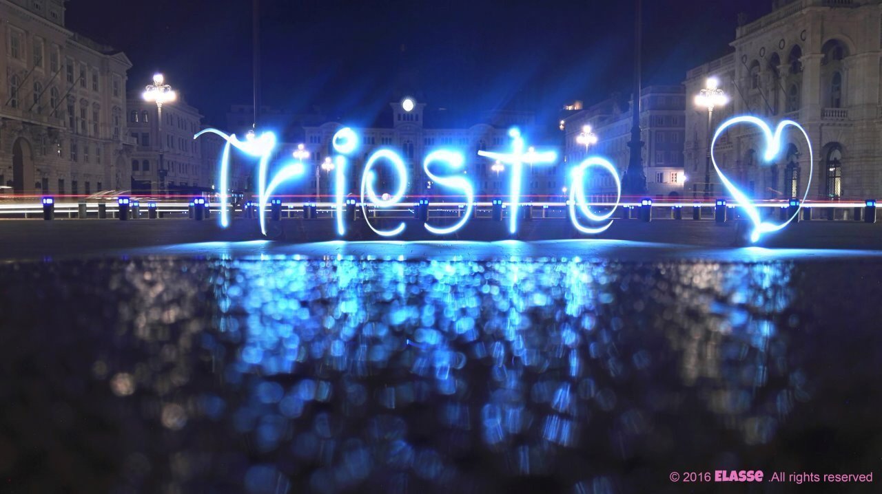 Piazza Unità immortalata con il “light painting”