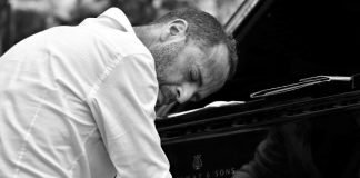 Dario Carnovale in concerto all’alba al Molo Audace
