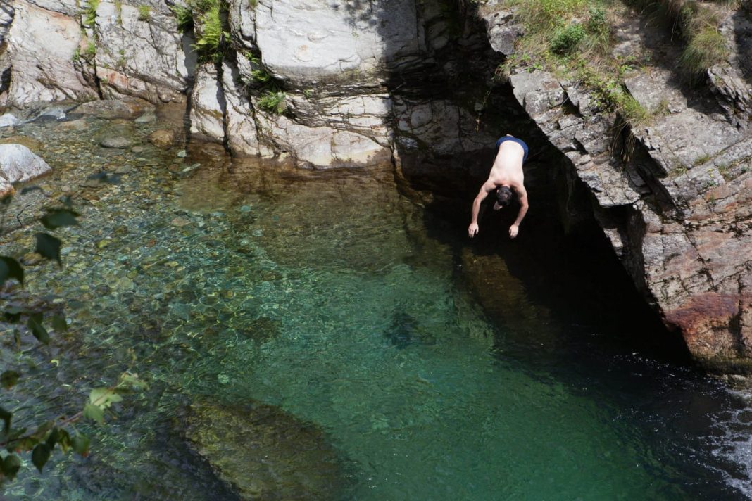 tuffo in acque cristalline