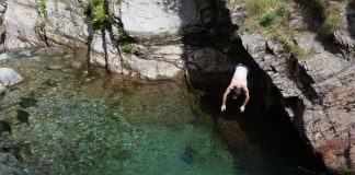 tuffo in acque cristalline