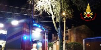 Incendio nella notte del sottotetto di una casetta a Opicina