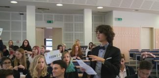 Giovani durante una sessione di lavoro