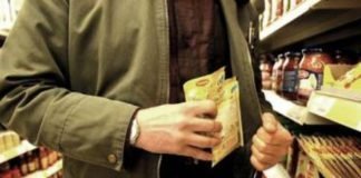 Ruba generi alimentari, colto in fragrante aggredisce la commessa