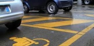 Usa il contrassegno invalidi per rimediare un posteggio. Multata