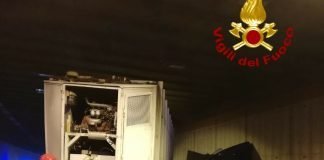 Camion impatta contro la parete della galleria di Prosecco sul RA13.