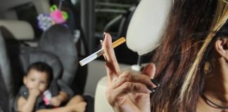 Fuma in auto davanti ai figli piccoli, quarantenne multata