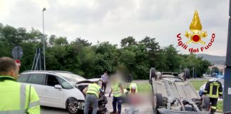 Incidente con auto cappottata a Sistiana. Vigili del Fuoco liberano i due occupanti del mezzo