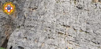 Alpinista perde aderenza alla parete e precipita. Salvata dal compagno di scalata