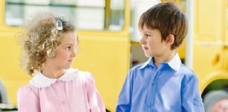 Grembiule blu/rosa a scuola, infuria il dibattito. Morena: “Discriminante” Cavazzini: “Garantisce uniformità”