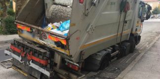Muggia, camion incastrato nell’asfalto; colpa dello sgrottamento