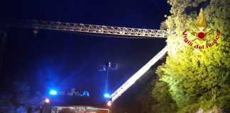 Gru pericolante in costiera, lungo lavoro per i Vigili del Fuoco