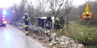 Smart si ribalta su un fianco sul Carso