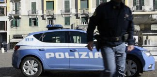 FVG, barista si scatta una foto abbracciato ai dipendenti: sanzionato