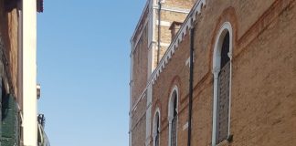 donna al balcone: in attesa di tornare alla normalità