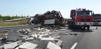 A4: autoarticolato si rovescia sparpagliando materiale sulla carreggiata