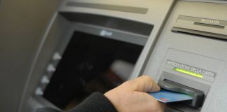 FVG, Trova il bancomat di un’anziana vedova e lo usa per le spese