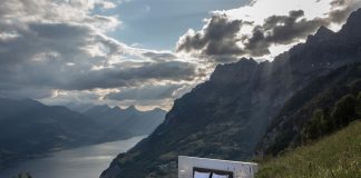 Camera d’albergo a cielo aperto sulle montagne svizzere