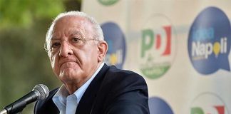 De Luca, indagato il “governatore anti-Covid”. Nel mirino a causa degli autisti