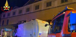Entra in un compattatore per i rifiuti, viene salvato appena in tempo