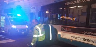 Incidente in via Mazzini, scooter finisce sotto un autobus