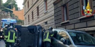 Auto rovesciata in via Benedetto Marcello
