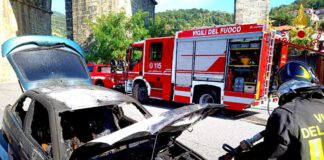 Auto in fiamme in via del Boveto