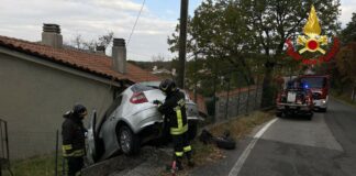 Perde il controllo e finisce con l’auto contro un muretto