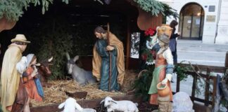 Piazza Unità, danneggiato il presepe. Le telecamere “inchiodano” tre ragazze presepe piazza unità