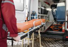 Muggia, malore improvviso in negozio: il coraggio di tre operai evita il peggio Operatore della Croce Rossa carica una barella in ambulanza