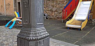 Roiano, Piazza Tra i Rivi latrina per cani, deiezioni e urina anche nell’area gioco
