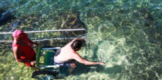 Mare senza barriere. Al III “Topolino” di Barcola consegnata una carrozzina per l’accesso al mare -carrozzina-accesso-mare-Barcola