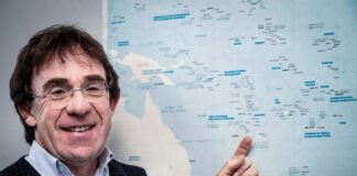 triestebookfest. un primo piano di adriano favole che indica una cartina geografica e sorride