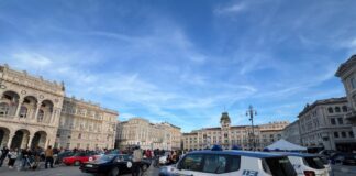 auto d'epoca e della polizia di stato in piazza unità d'italia a Trieste per la coppa delle alpi
