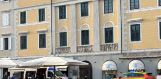 ambulanza e automedica in Ponte rosso nei pressi di via Rossini - uomo che cade nel canal grande