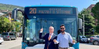 il presidente di Trieste trasporti e l'assessore comunale Michele Babuder davanti all'autobus numero 20