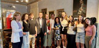 consegna pannelli iniziativa il museo incontra la scuola - trieste - PALAZZO GOPCEVICH - civico museo teatrale Carlo schimdl
