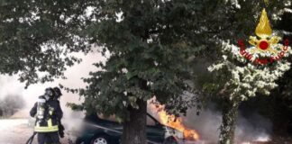 auto in fiamme fogliano di redipuglia