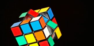 Risolvere il cubo di Rubik, il 1° settembre a Trieste la competizione Speedcubing 2024 cubo di rubik trieste