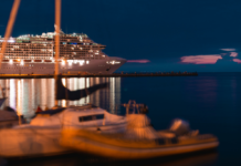 Rifiutata da Turchia ed Egitto, la crociera gay Scarlet Lady riparte da Trieste Crociera approda a Trieste di sera: turismo crocieristico in Friuli Venezia Giulia