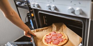 Pulire le teglie del forno, come rimuovere le incrostazioni più ostinate teglie forno