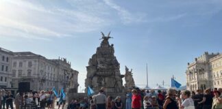 Gruppo di protesta del Comitato No Ovovia in Piazza Unità