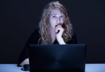 Foto dell’ex sui social, è giusto cancellarle o tenerle? Foto ex sui social